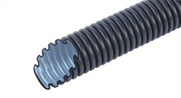 Schwarzer, flexibler Wellschlauch mit angeschnittenem Querschnitt, zeigt Innenstruktur und Materialschichten.