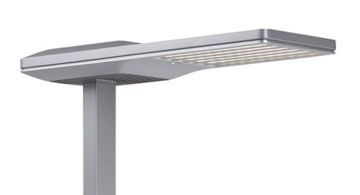 Moderne LED-Straßenlaterne mit rechteckigem, flachem Gehäuse und silberner Oberfläche, auf einem Pfosten montiert.